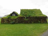 1068 Island - Südküste - Stopp in Skogar - Besuch im Museum - Torfhäuser