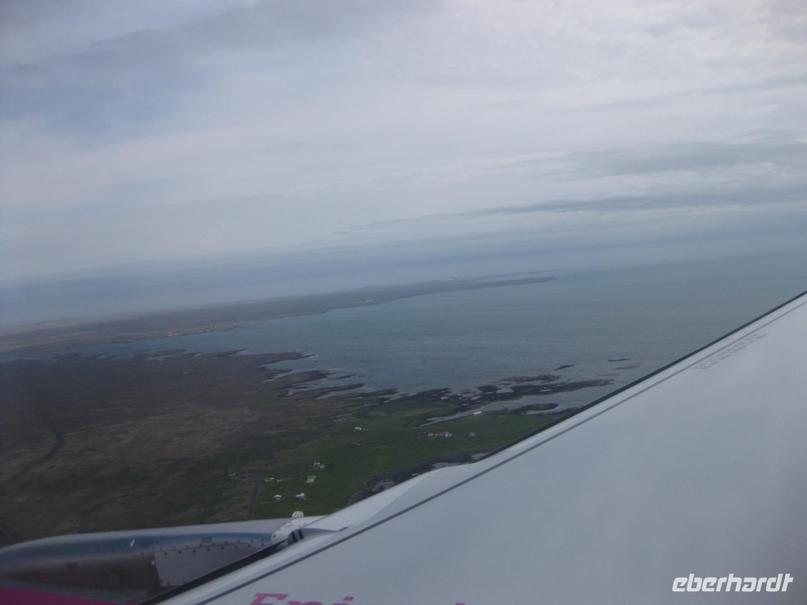 Wir haben Island schon erreicht und gleich werden wir landen