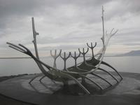 Reykjavik - Solfar - Ein Traumschiff startet am Meeresufer Richtung Sonne