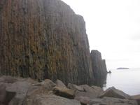 Der Granitfelsen Sugandisey am Hafen von Stykkisholmur