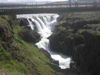 Das Wasser stürzt mit Getose hinab