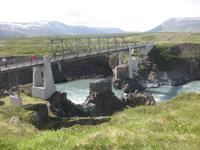 Fußgängerbrücke über den Fluss am Godafoss
