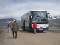 Unser Bus auf dem Parkplatz am Wasserfall