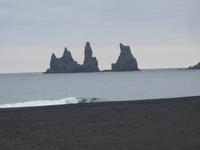 Die Felsnadeln Reynisdrangar im Meer bei Vik