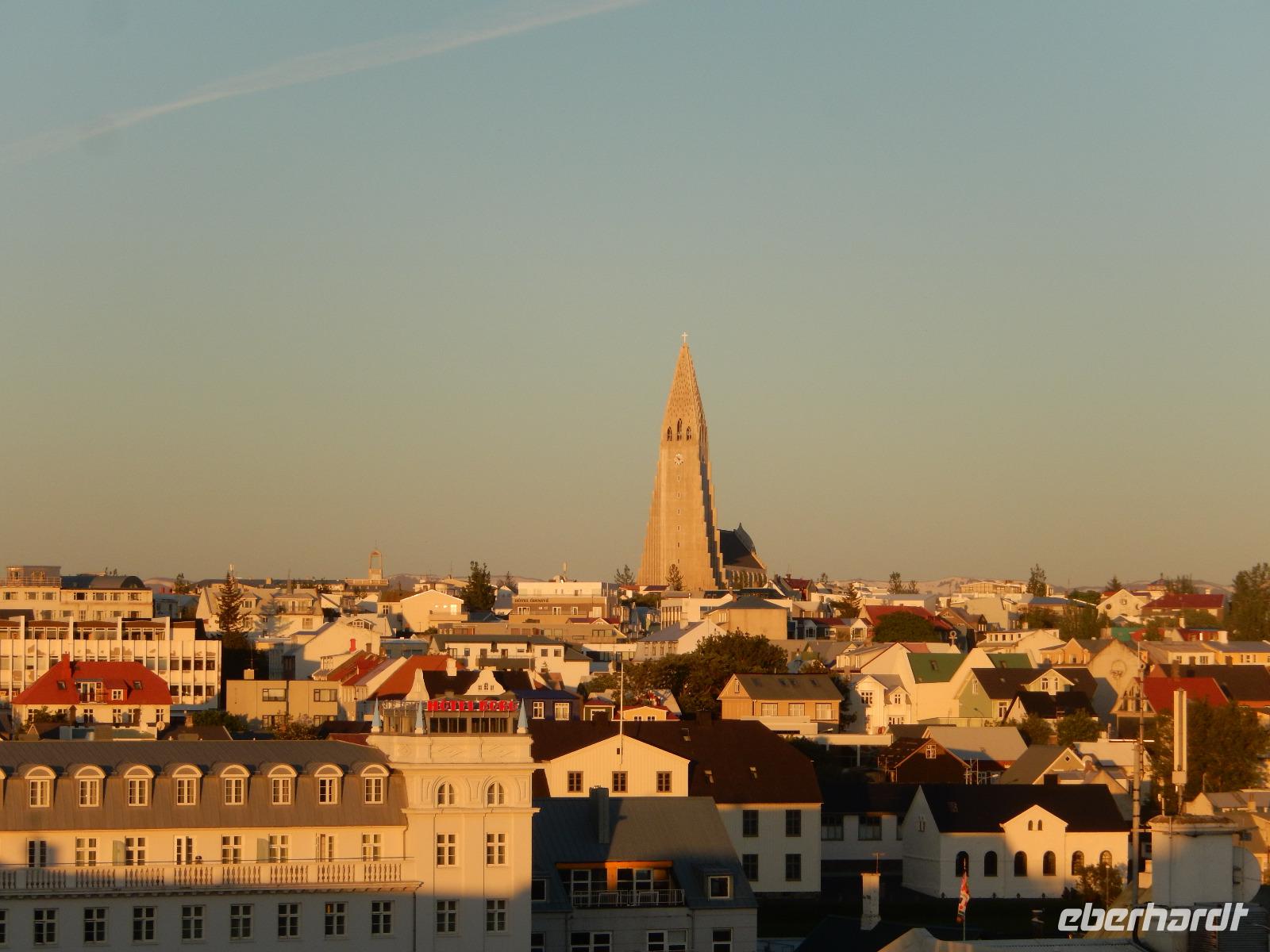 Die Kirche thront über der Stadt im Sonnenuntergang