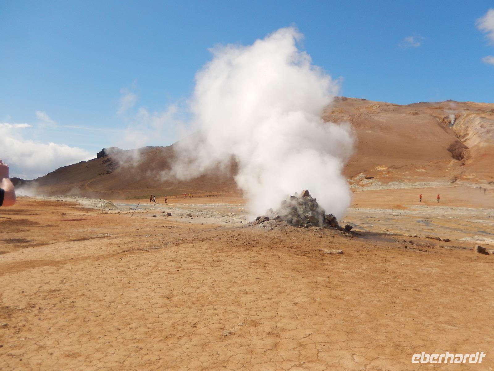 die Erde kocht und dampft