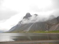 riesige Basaltfelsen im Nebelschleier