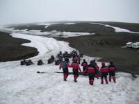 Auf dem Weg zu den Schneemobilen, alle sind ganz aufgeregt :-)