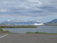 Blick von der Landebahn in Akureyri auf den Hafen