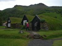 Torfhäuser beim Heimatmuseum von Skógar