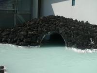 Es gibt sogar eine Grotte in der blauen Lagune