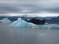 Wunderschöne schimmernde Eisblöcke - manche mit Vulkanasche