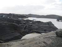 Gletscherzunge überzogen von Asche des letzten Vulkanausbruchs