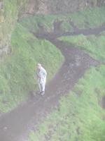 Fr. Bender hinter dem Wasserfall-hier war es ganz schön feucht:-)