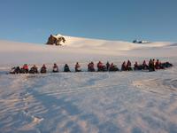 Wir auf unseren Schneemobilen