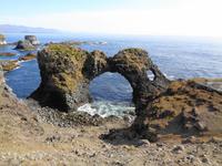 Island - Halbinsel Snæfellsnes - Gatklettur (Lochfelsen) bei Arnarstapi