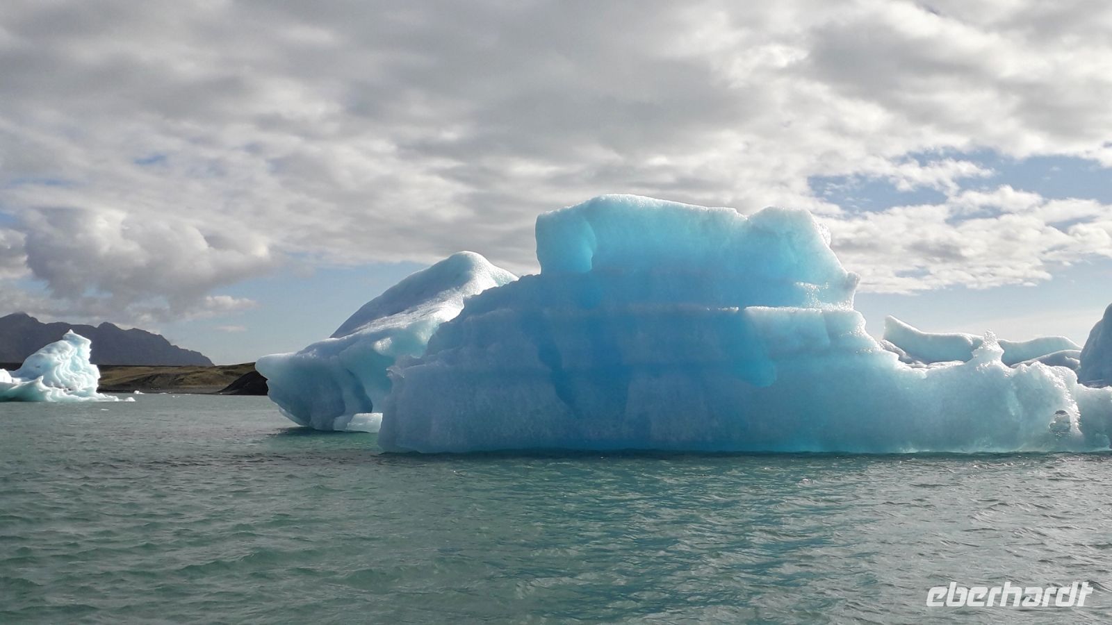 Blauschimmernde Eisberge