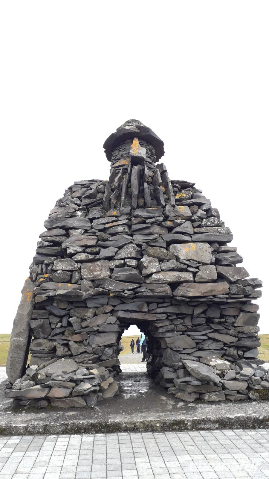 Die Steinfigur von vorne