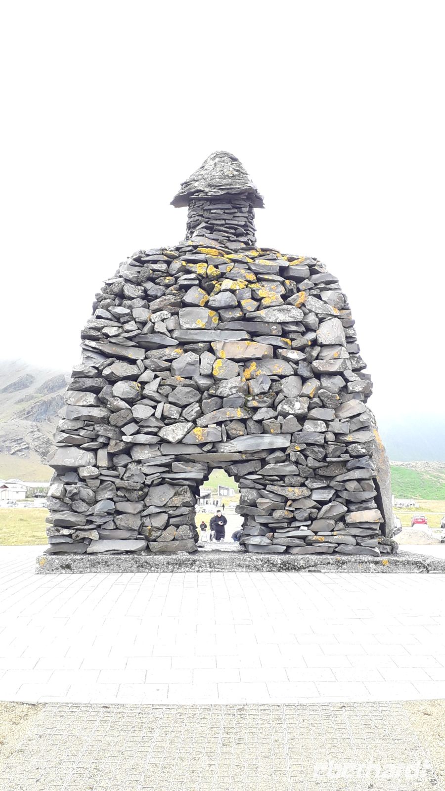 Die Steinfigur von hinten