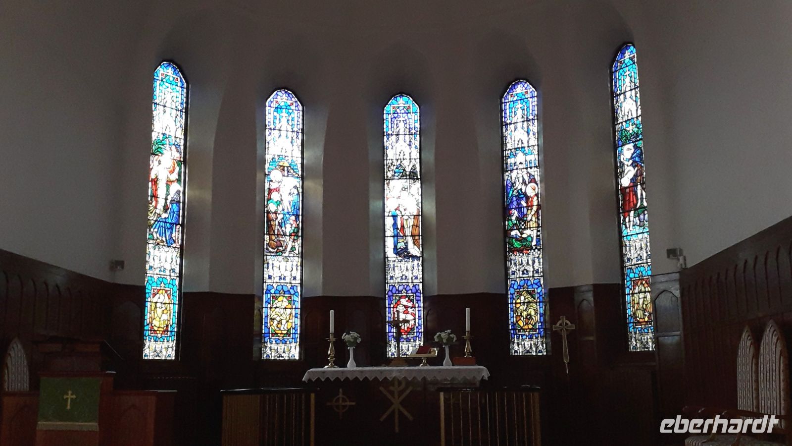 Die bunten Kirchenfenster in Akureyri