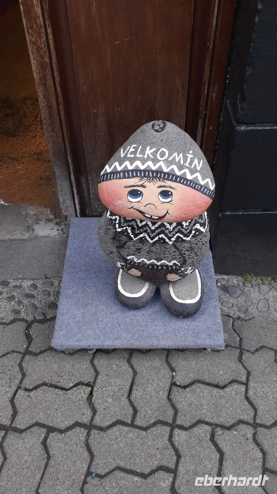 Eine Steinfigur vor einem Laden in Akureyri