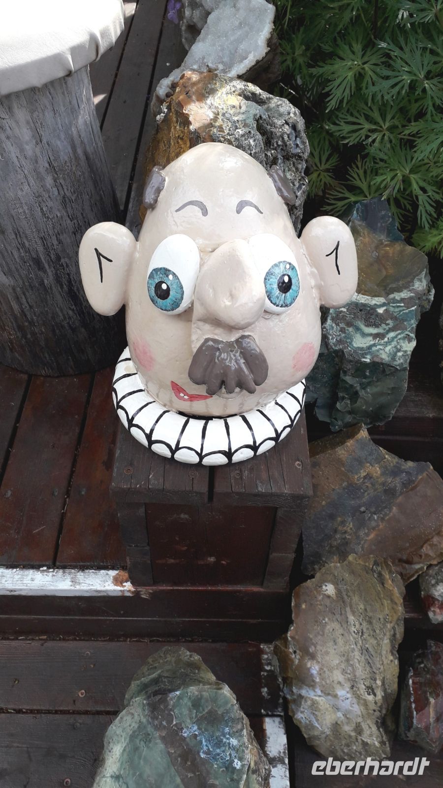 Eine Steinfigur vor dem Eintritt in das Petra Stein Museum