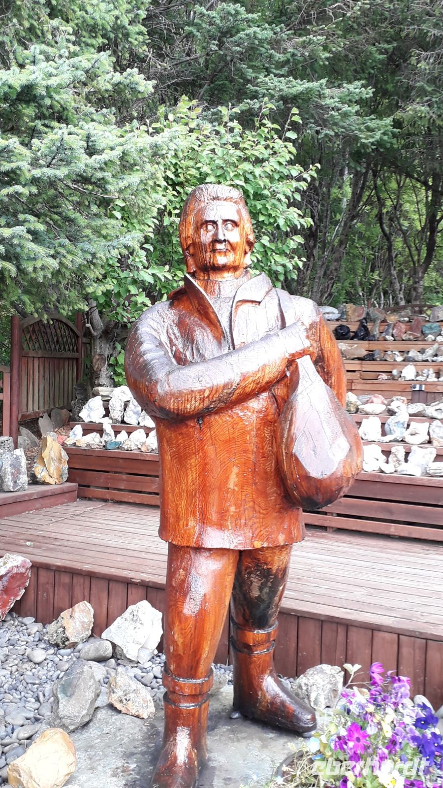 Petra Stein als Holzfigur