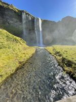 Rundgang am Seljalandsfoss Wasserfall