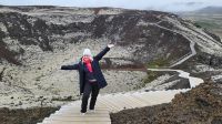 Rundreise Island - Reisebegleiterin Franzi auf dem Vulkankrater Grabrok