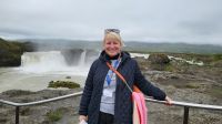 Rundreise Island - Reisebegleiterin Franzi beim Stopp am Godafoss