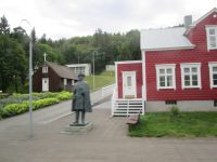 der Dichter Jön Sveinsson, genannt Nonni, vor seinem einstigen Wohnhaus in Akureyri