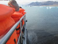 mit einem Amphibienfahrzeug vom Land ins Wasser