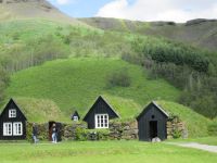 Grassodenhäuser im Museumskomplex Skogar