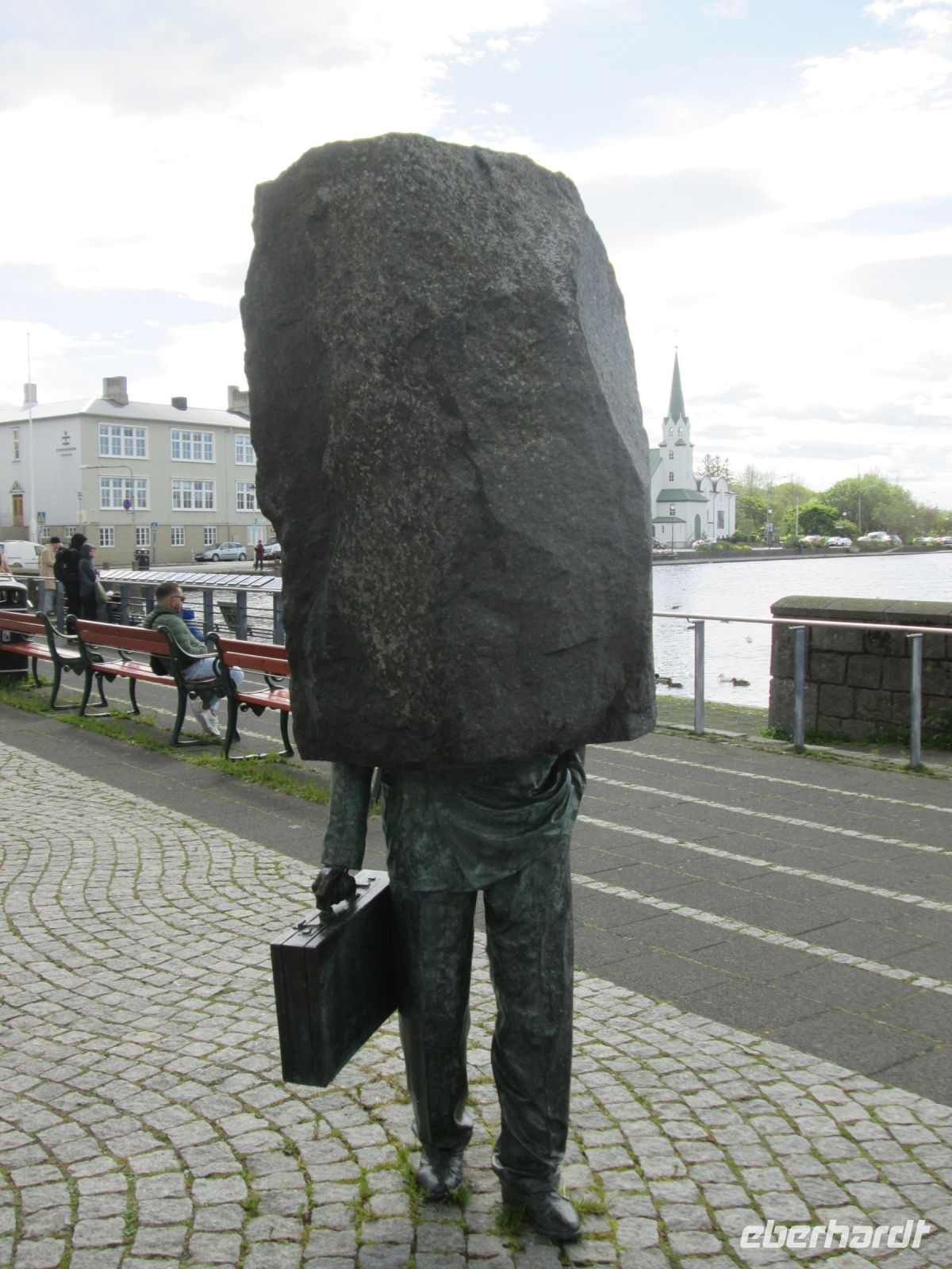 Reykjavik: Skulptur eines Bürokraten (Metapher für die Last des Alltags)