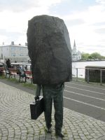 Reykjavik: Skulptur eines Bürokraten (Metapher für die Last des Alltags)