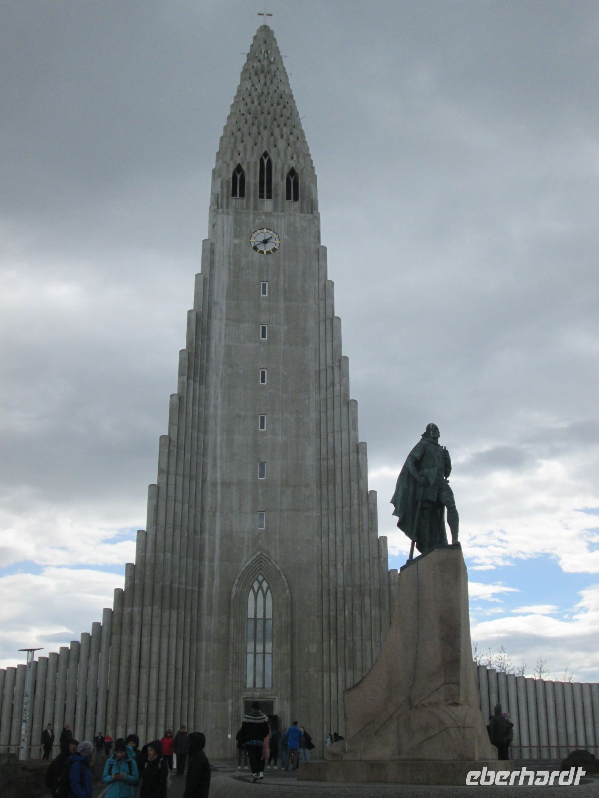 Reykjavik: Hallgrimskirche  mit Statue Leifur des Glücklichen