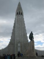 Reykjavik: Hallgrimskirche  mit Statue Leifur des Glücklichen