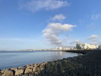 Rundreise Island - Blick auf die Stadt im Sonnenschein