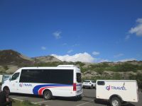 unser Kleinbus vor Grabrok Krater &ndash; &copy; Heike Heinen (Eberhardt TRAVEL)