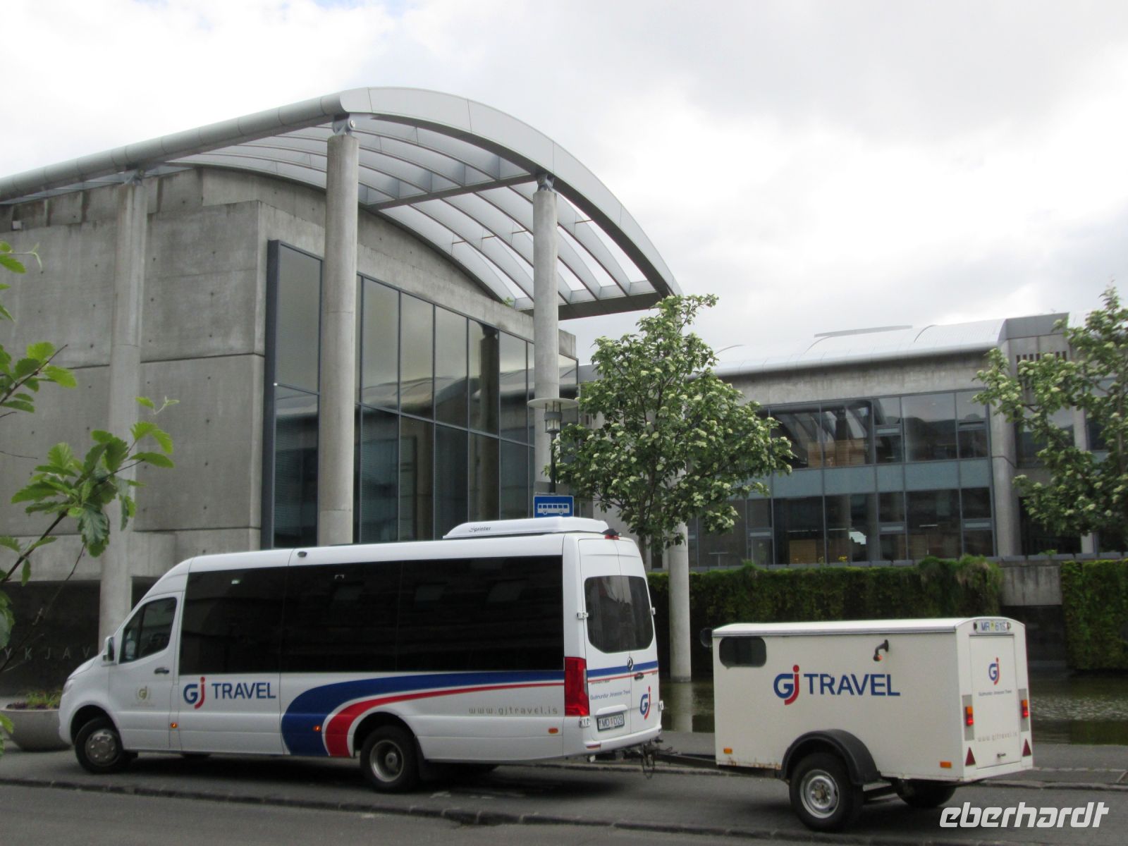 Reykjavik: unser Bus vor dem Rathaus &ndash; &copy;  (Eberhardt TRAVEL)