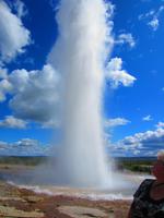 Frau Kuhnert staunt über Stokkur