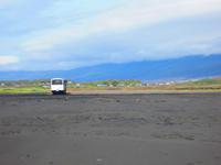 Unser Bus auf einem kleinen Rollfeld