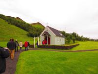 Wir schreiten in die Kirche ein
