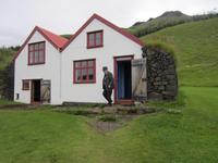 Der Besitzer des Museums zeigt uns seine Sammlung