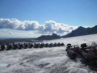 Ski-Doo Boxengasse am Gletscher
