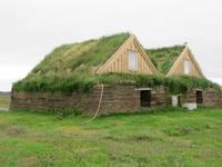 Rast an einem Torfhaus