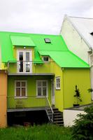 buntes Wellblechhaus - die Isländer mögen knallige Farben