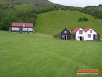 der Außenbereich des Skogar-Museums