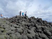 vorsichtiger Spaziergang auf Lavafeldern