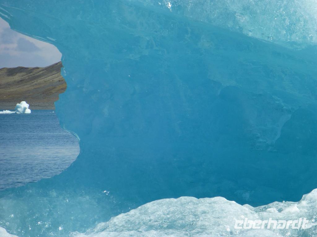 blaue Gletscherstücken auf der Lagune